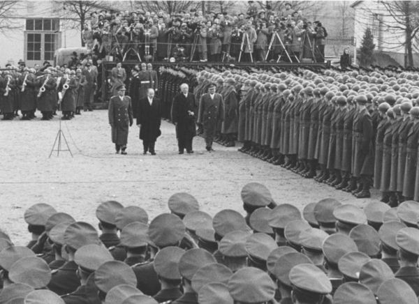 Bild von Bundeskanzler Adenauer, der die Soldaten der neugegründeten Bundeswehr in Andernach 1956 besucht.