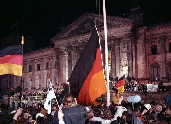Bild des Brandenburger Tores mit Quadriga in Berlin, Wahrzeichen des wiedervereinigten Deutschlands.
