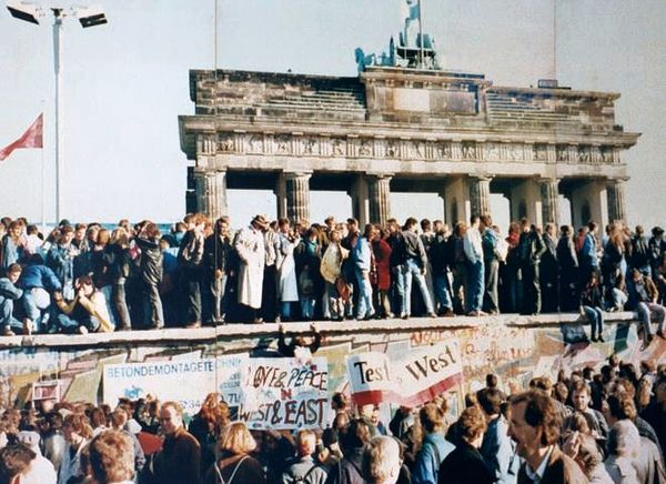 Bild vom 10. November 1989: Von der Nacht des 9. bis zum Morgen des 11. Novembers hielt eine feiernde Menschenmenge die Mauer am Brandenburger Tor besetzt.